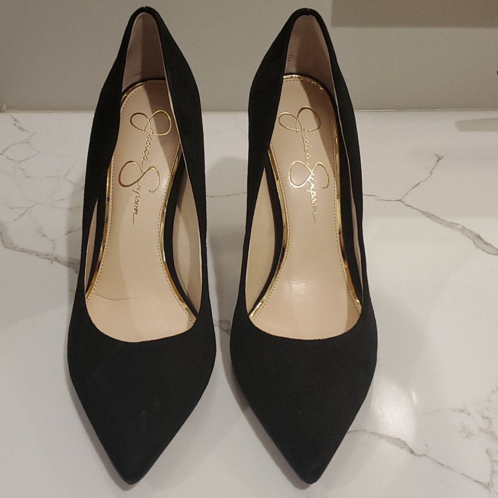 Black Pumps